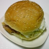 焼き豚と目玉焼きのハンバーガー